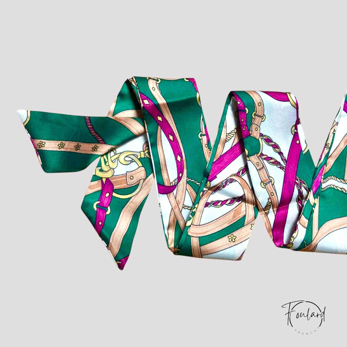 Vue rapprochée de la ceinture foulard verte, motifs harnais