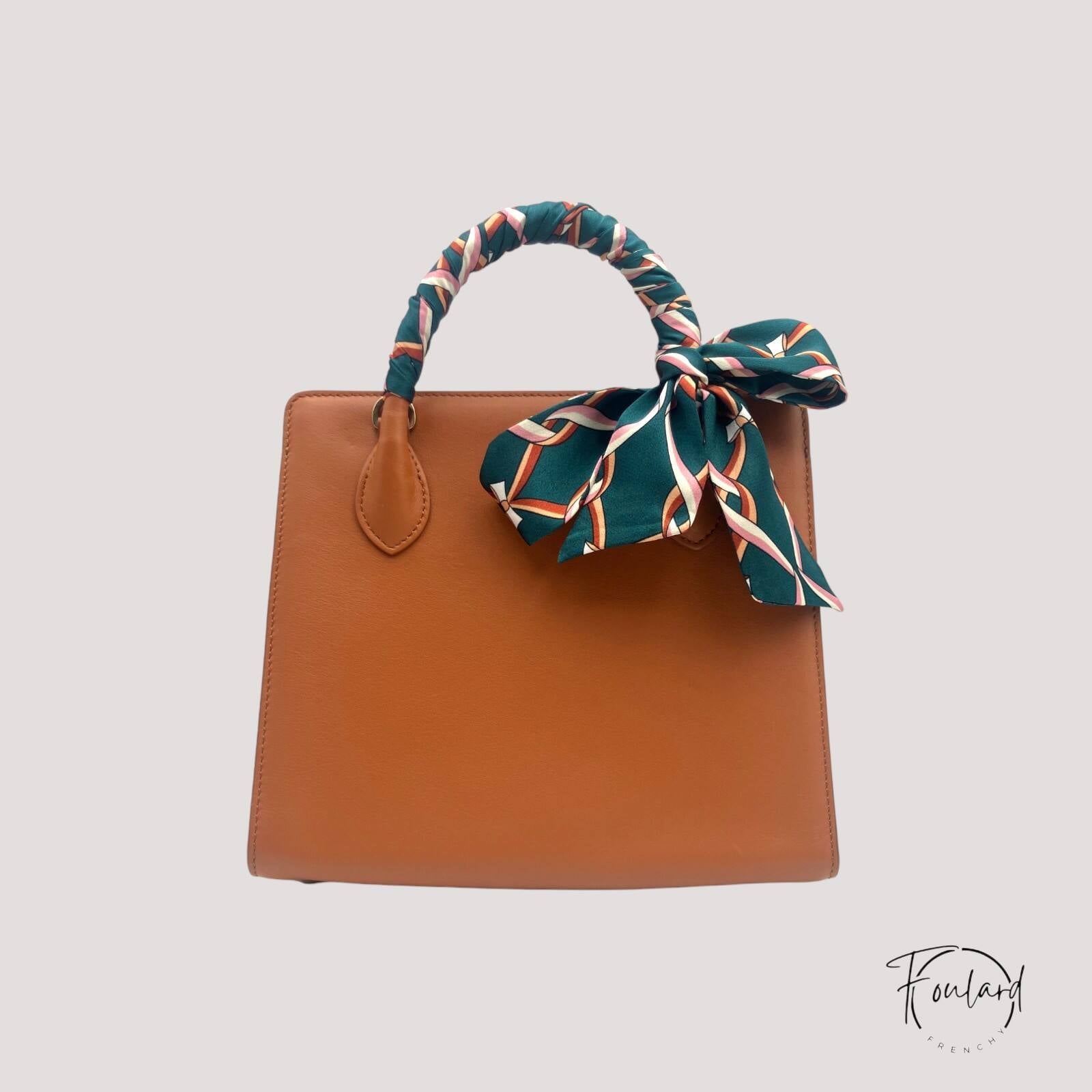 Ceinture foulard verte nouée avec motifs entrelacés