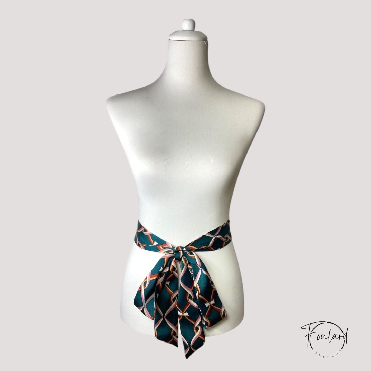 Vue rapprochée d'une ceinture foulard satinée verte