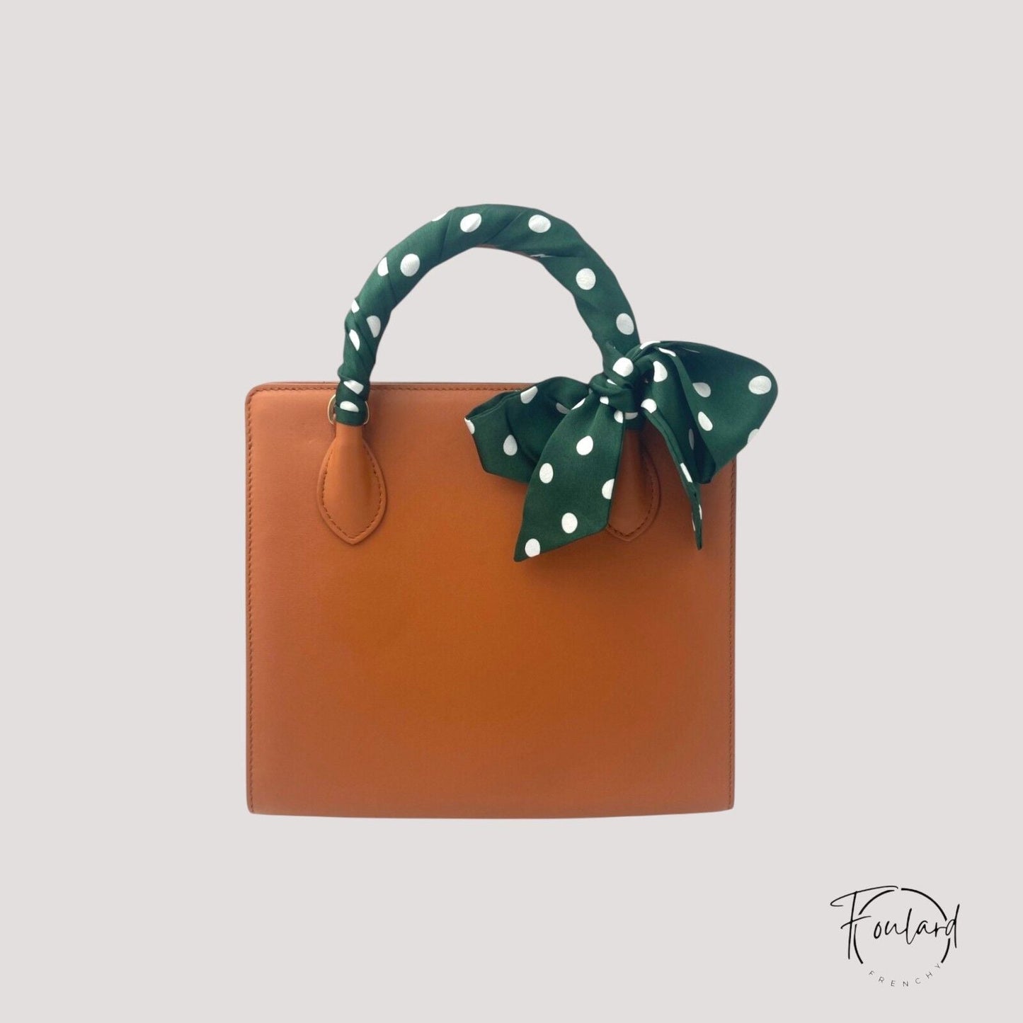 Gros plan sur le motif pois blancs du foulard ceinture