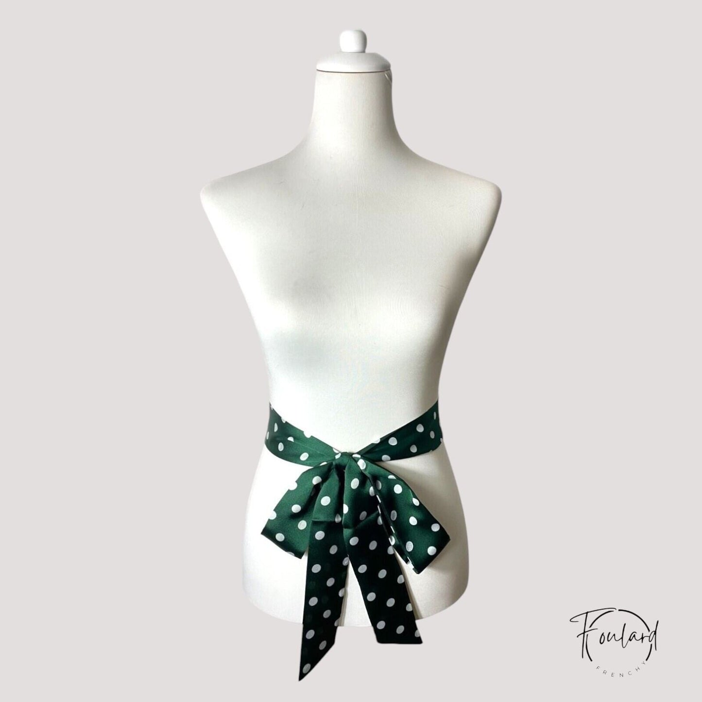 Ceinture foulard satin vert à pois blancs sur fond uni