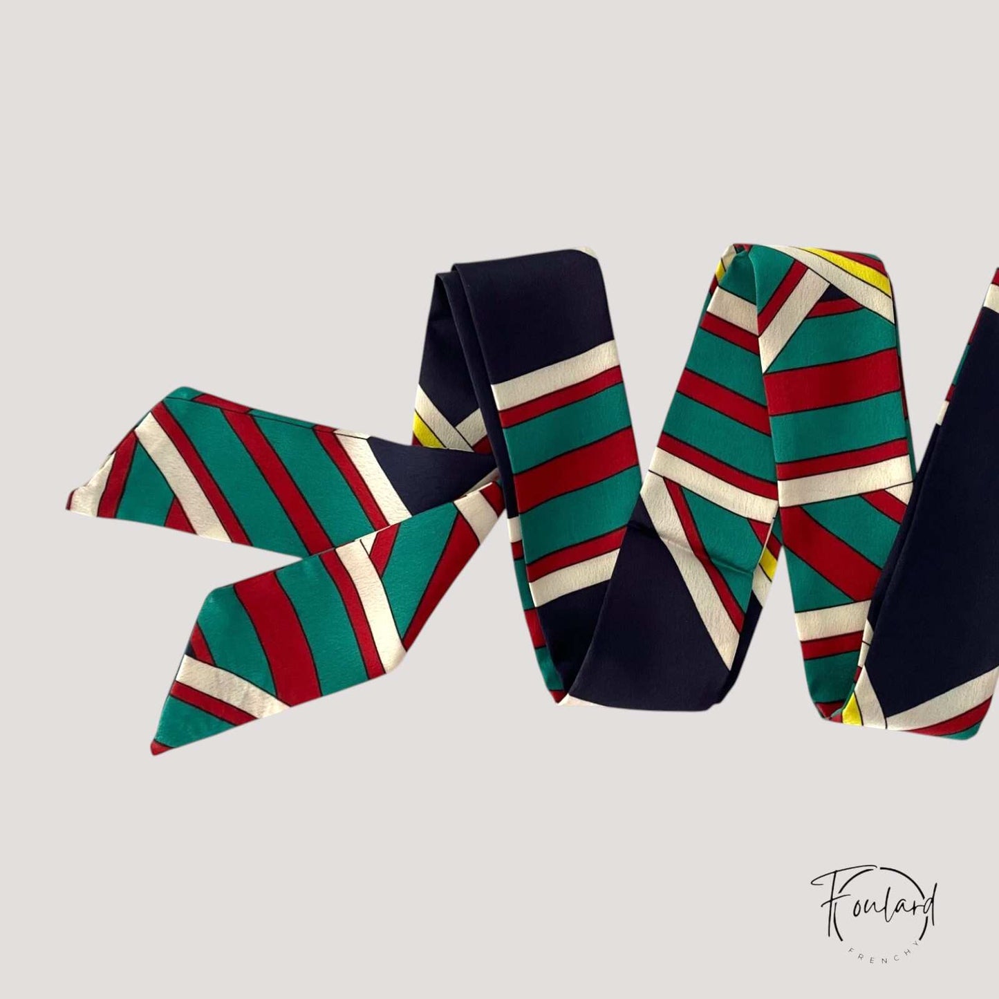 Ceinture foulard rayée vert rouge sur fond blanc