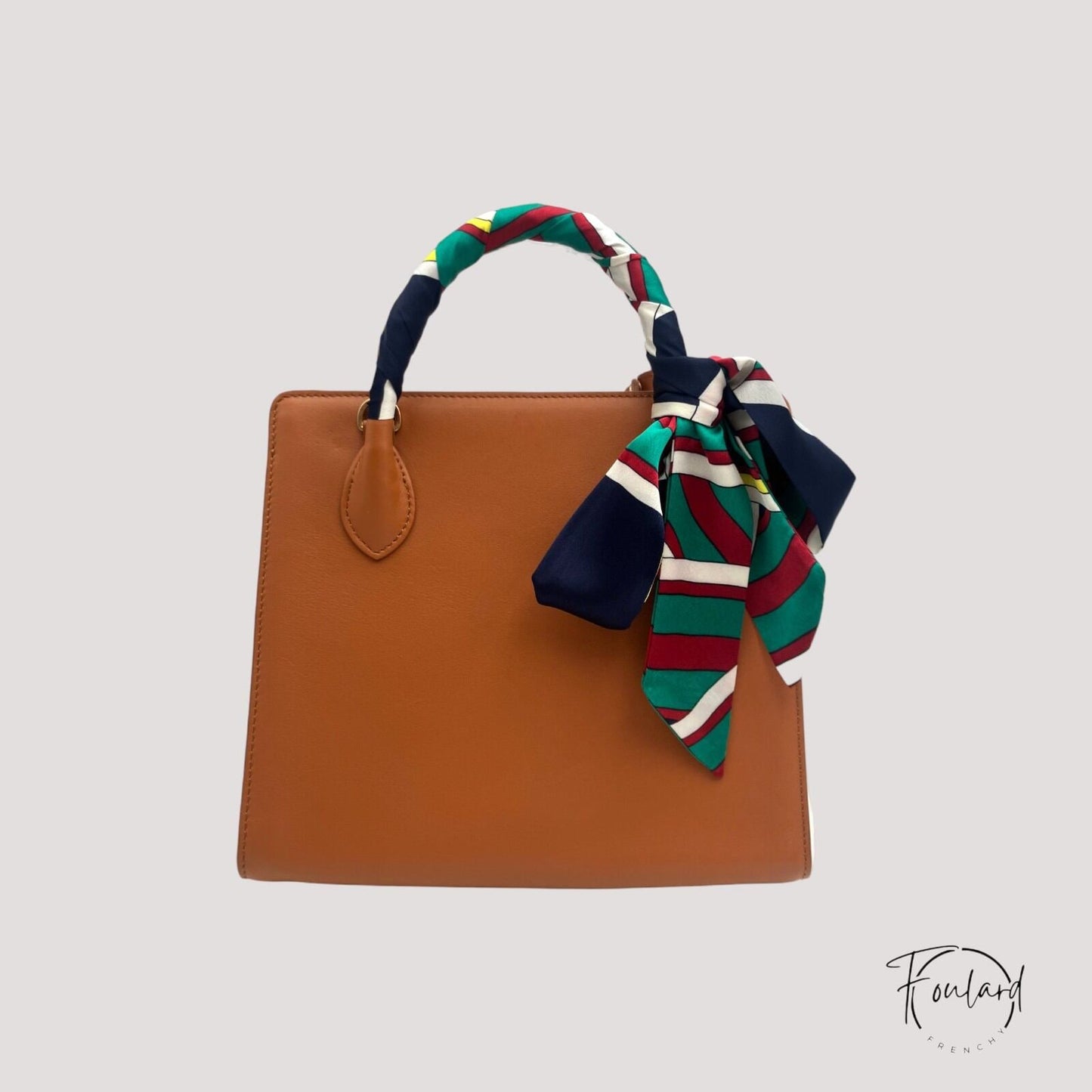 Gros plan sur les motifs multicolores de la ceinture