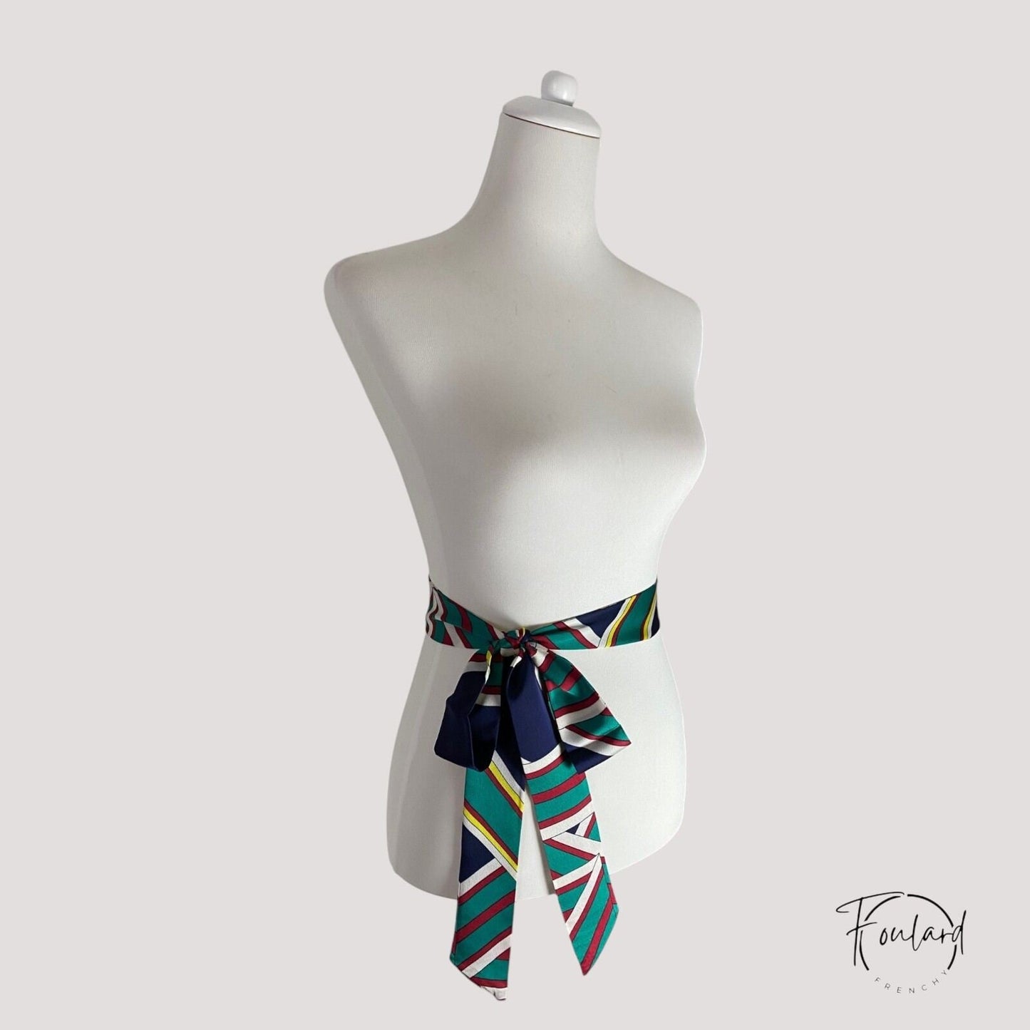 Vue d'ensemble de la ceinture foulard aux couleurs vives