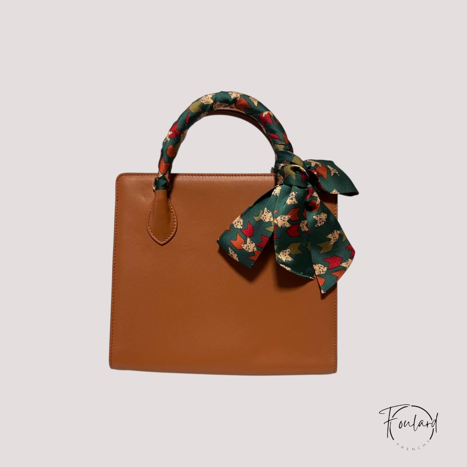 Gros plan sur motifs graphiques de la ceinture foulard