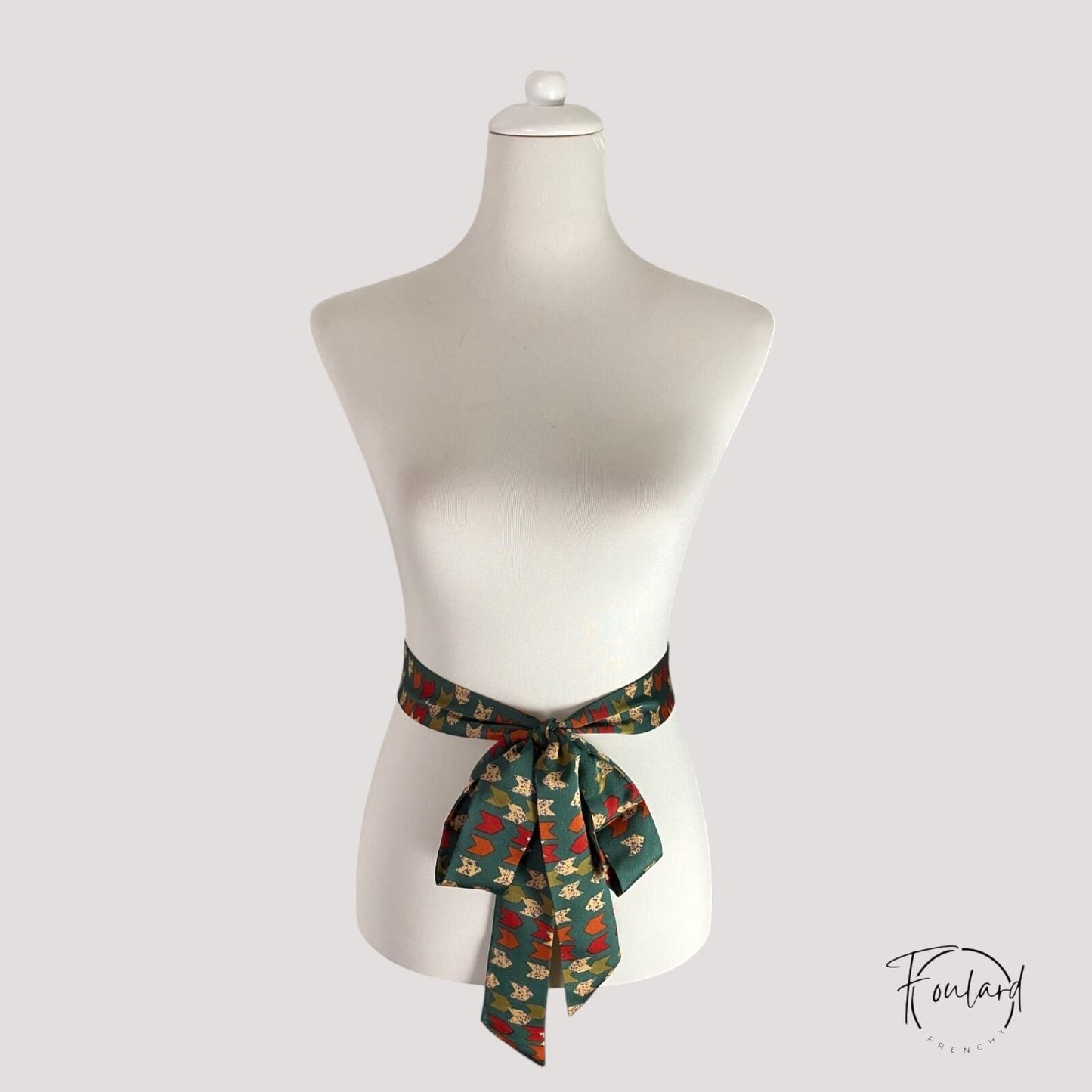 Vue d'ensemble de la ceinture foulard verte fluide
