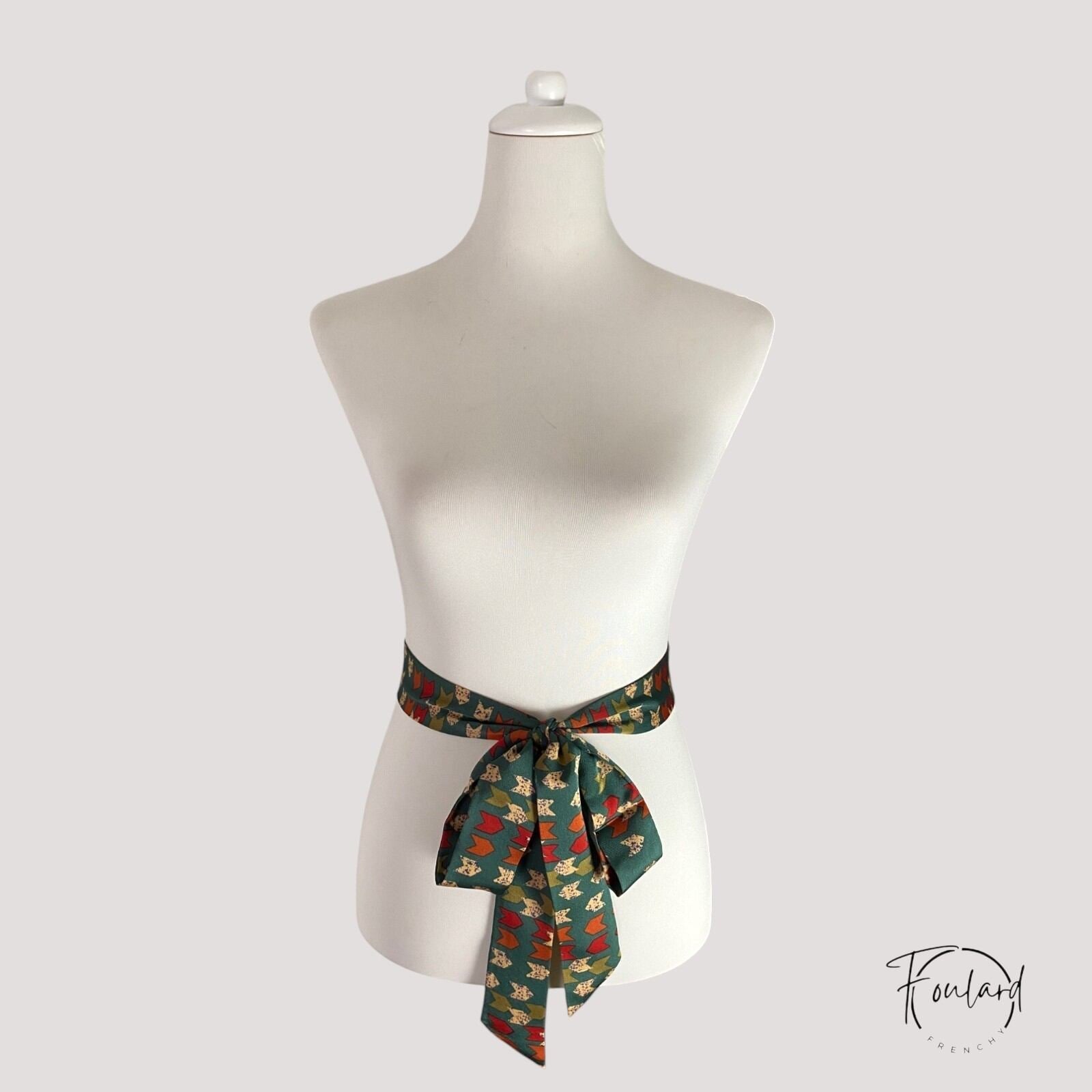 Vue d'ensemble de la ceinture foulard verte fluide