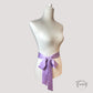 Ceinture foulard satin violet lavande sur fond uni