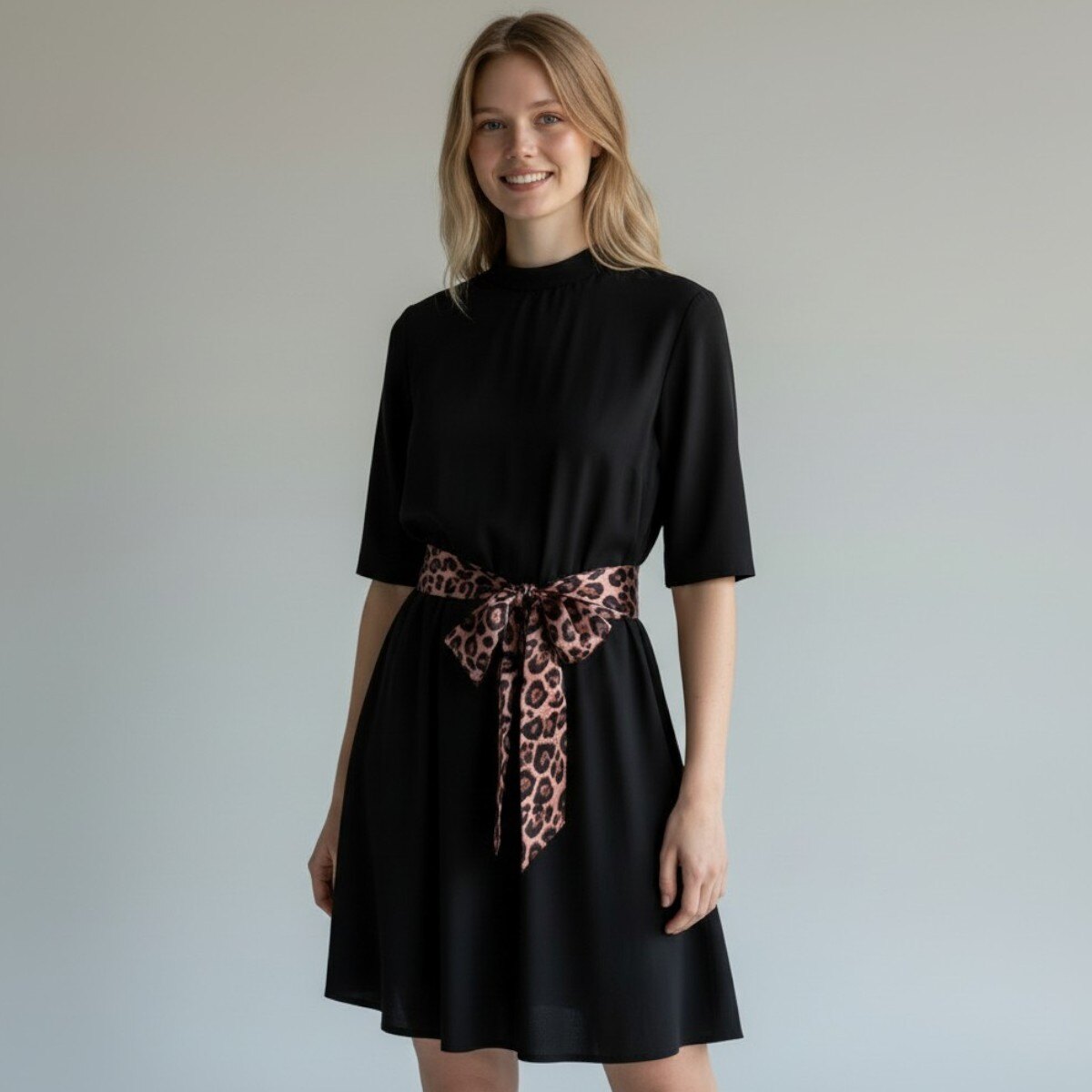 Détail du motif léopard sur ceinture foulard
