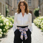 Gros plan sur motifs floraux violets et roses d'un foulard