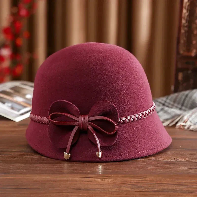 Chapeau cloche bordeaux en laine avec bord relevé