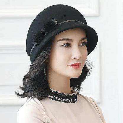 Chapeau cloche noir en laine, design classique et élégant