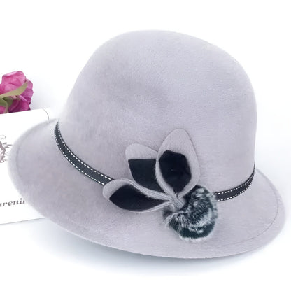 Chapeau cloche gris ajustable, design épuré et moderne