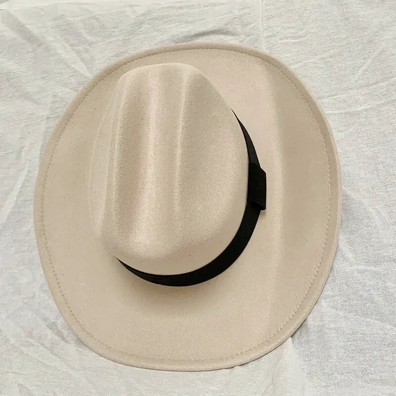 Chapeau cowboy beige avec bordure large et élégante