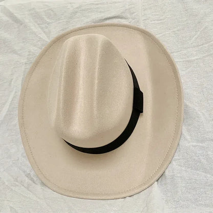 Chapeau cowboy beige avec bordure large et élégante