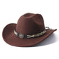 Éperon élégant sur un chapeau cowboy marron, gros plan