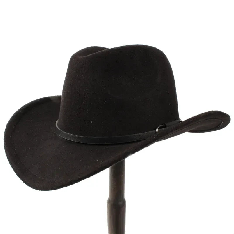 Gros plan sur un chapeau cowboy avec cordon décoratif