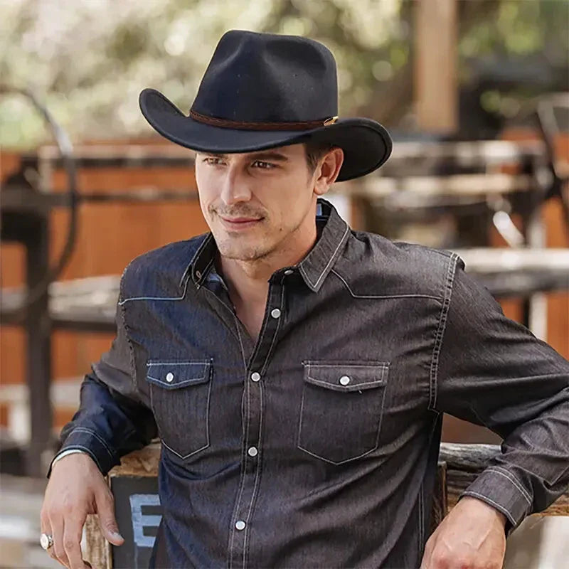 Chapeau cowboy avec large bordure et cordon intégré