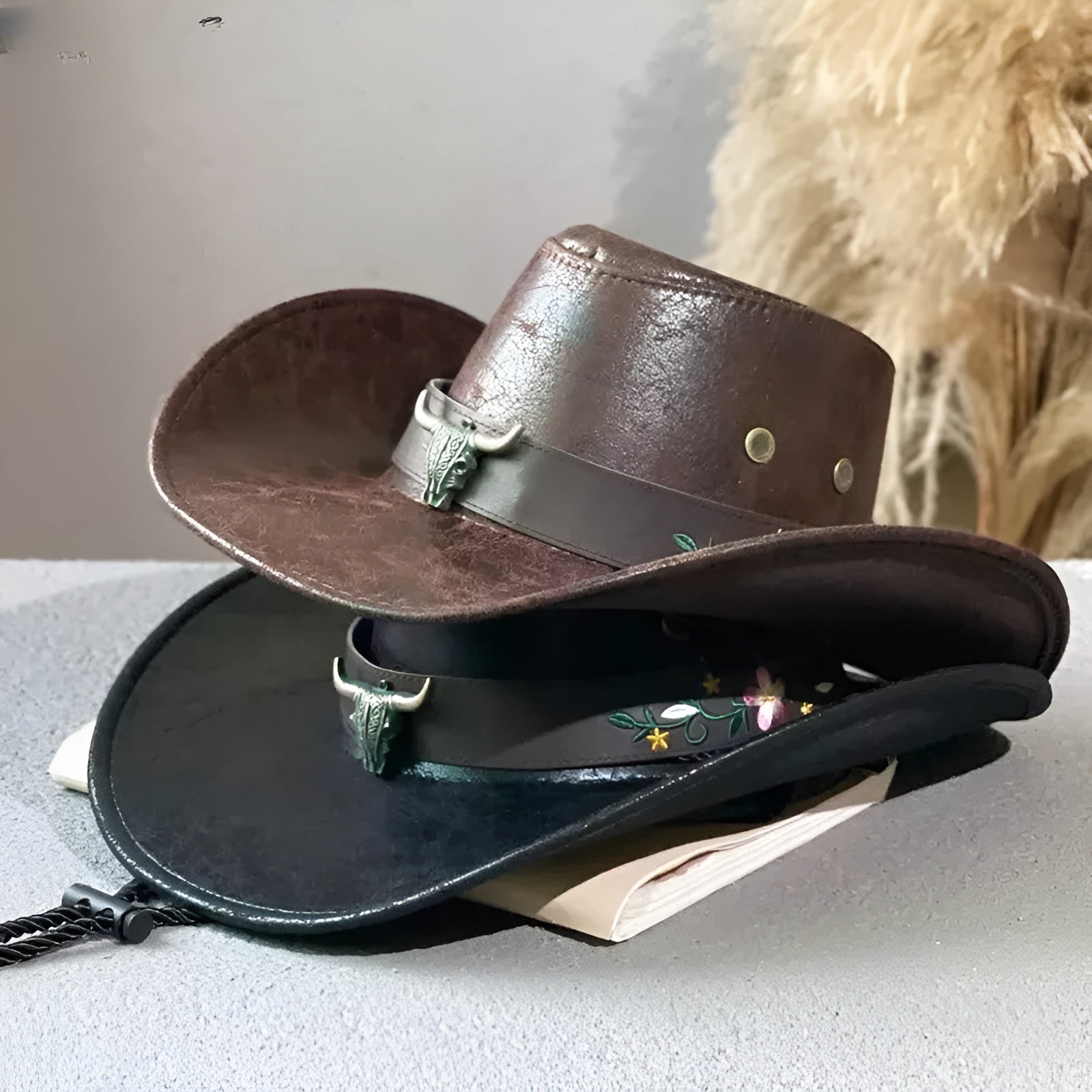 Chapeau cowboy posé sur une table en bois, lumière naturelle
