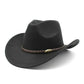 Chapeau cowboy posé sur un fond en bois rustique