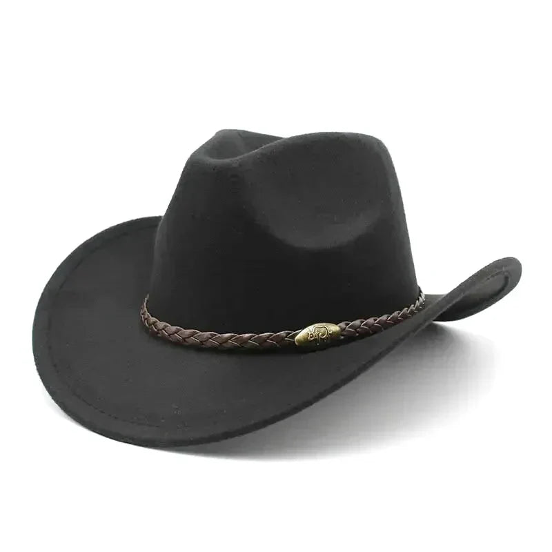 Chapeau cowboy posé sur un fond en bois rustique