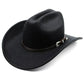 Chapeau cowboy avec bordure large, posé sur une chaise