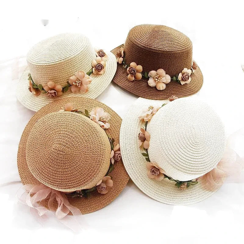 Chapeau de paille orné d'une fleur colorée
