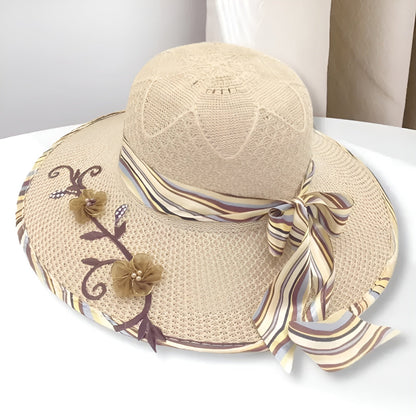 Chapeau de paille chic avec bandeau décoratif, vue de face