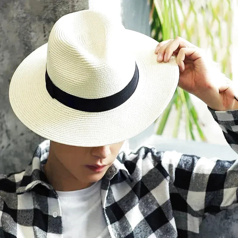 Chapeau de paille chic avec ruban noir sur fond blanc
