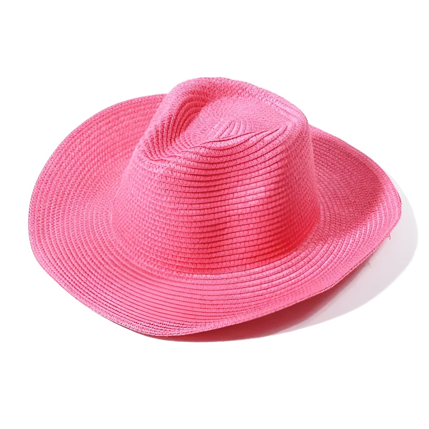 Chapeau de paille coloré posé sur une nappe blanche