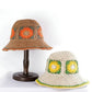 Chapeau de paille sur une plage de sable fin