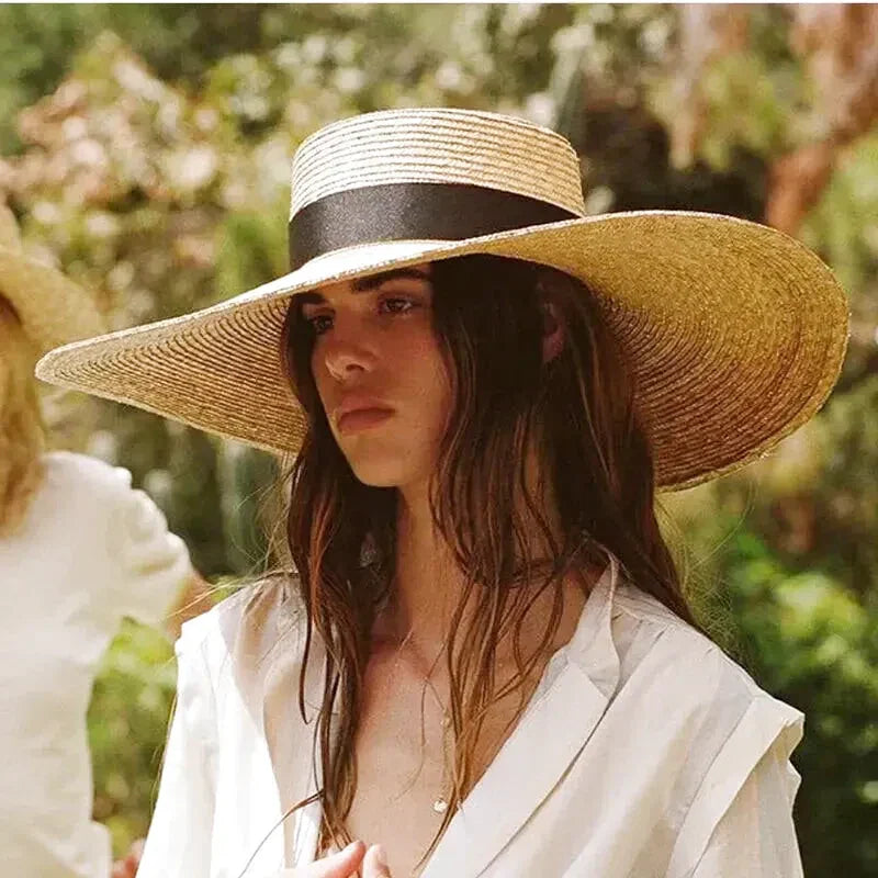 Chapeau de paille avec bords larges sur fond blanc