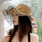 Chapeau de paille femme avec bord ondulé, vue de côté