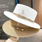 Chapeau de paille avec large bord sur fond neutre