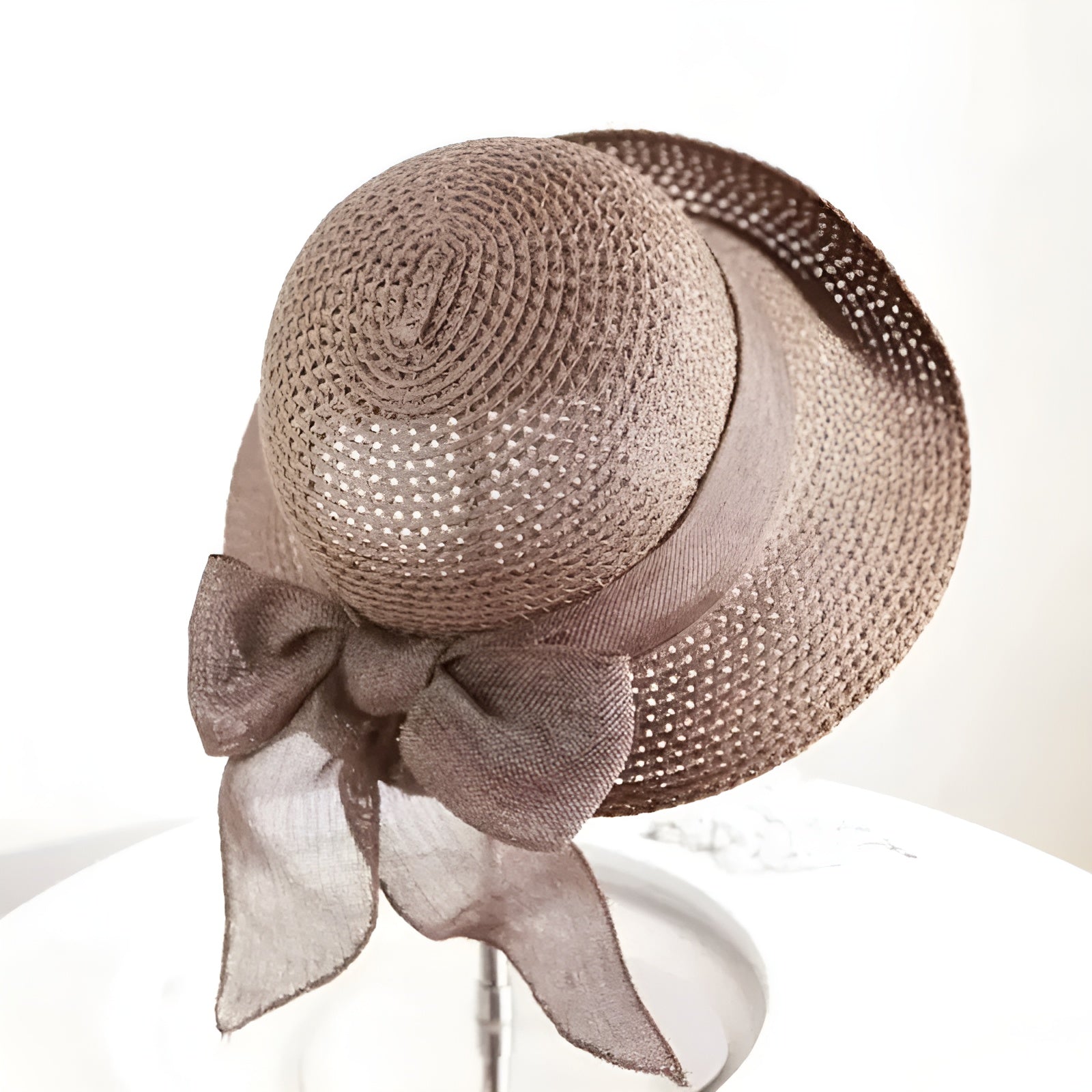 Chapeau de paille avec ruban noir, style estival classique