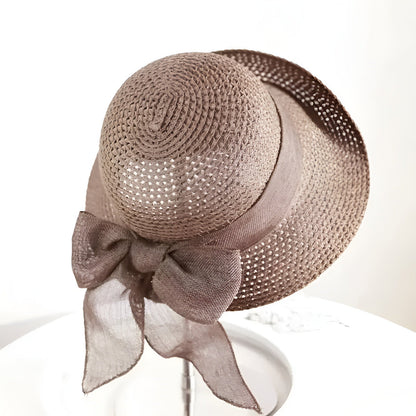Chapeau de paille avec ruban noir, style estival classique