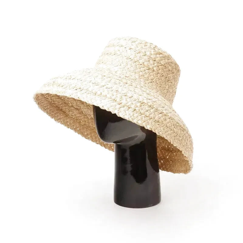 Chapeau de paille posé sur une table en bois