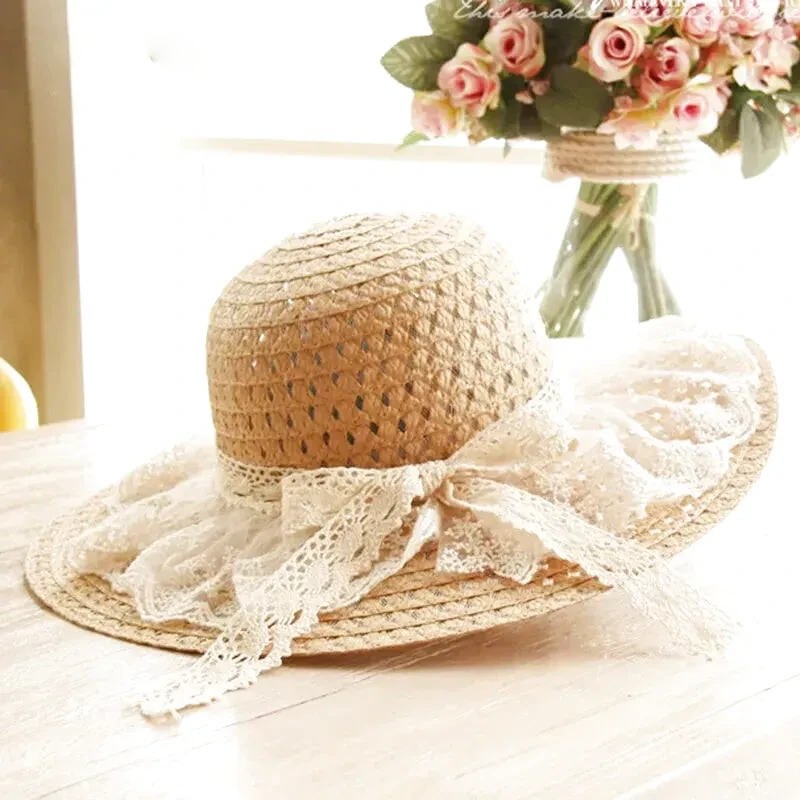 Chapeau de paille accroché à un crochet mural