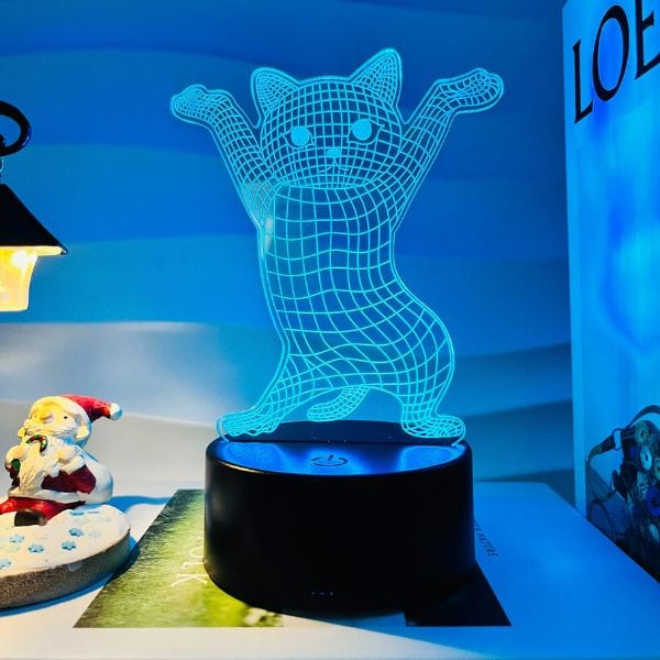 Veilleuse chat 3D allumée sur fond sombre, illusion optique