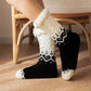 Gros plan sur la texture douce des chaussettes antidérapantes