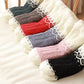 Chaussettes blanches et noires en Pilou Pilou sur fond neutre