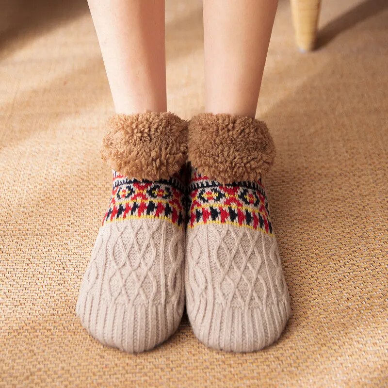 Gros plan sur les points antidérapants des chaussettes beiges