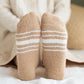 Gros plan sur chaussettes basses beiges en matière douce