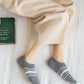 Chaussettes basses grises avec bandes blanches en Pilou Pilou