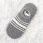 Gros plan sur la texture douce des chaussettes grises