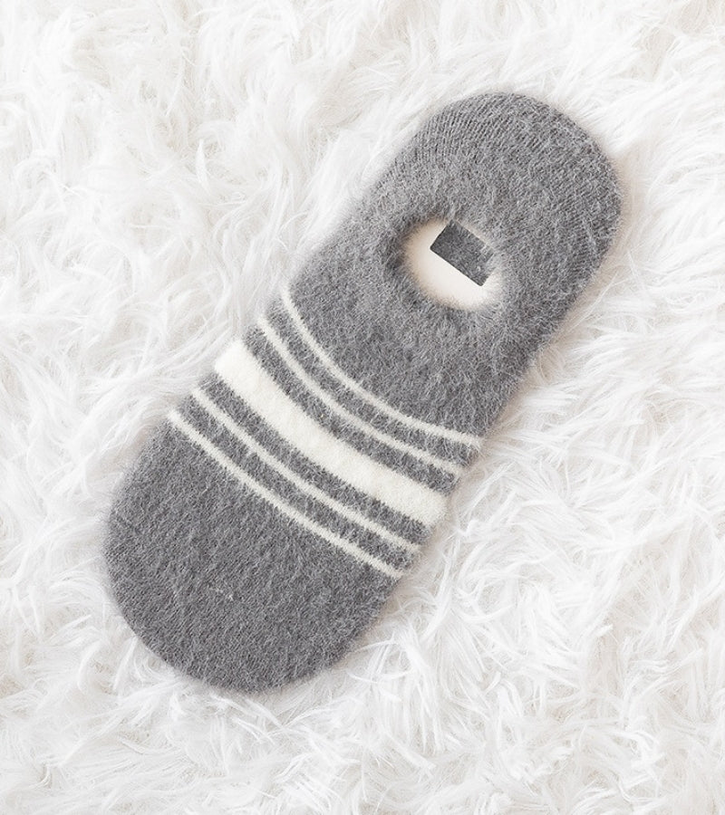 Gros plan sur la texture douce des chaussettes grises