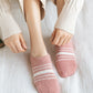 Vue d'ensemble des chaussettes roses, design élégant et féminin