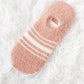 Gros plan sur la texture douce des chaussettes roses