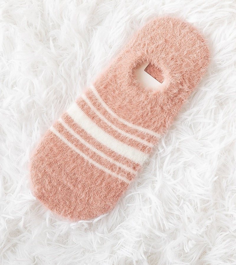 Gros plan sur la texture douce des chaussettes roses