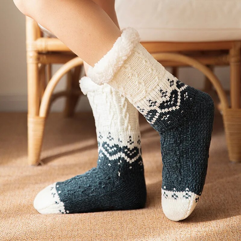 Chaussettes en Pilou Pilou posées sur un lit moelleux